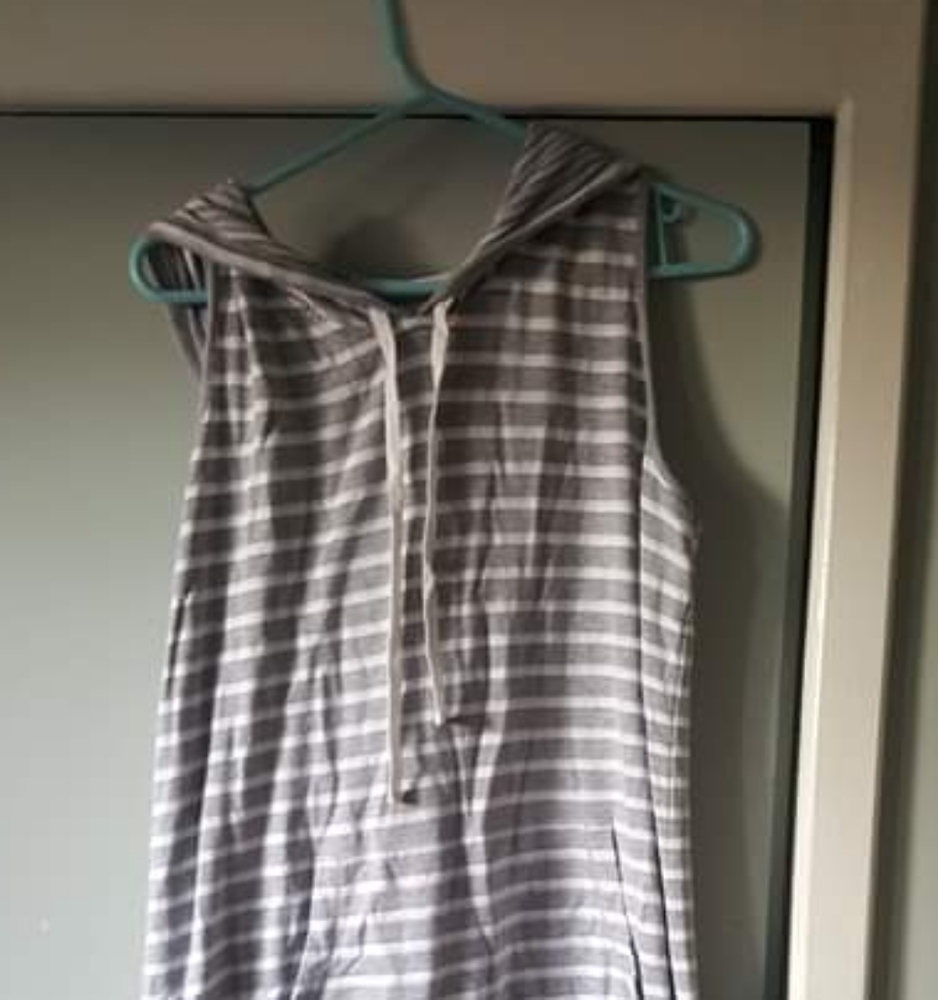 Max studio weekend sleeveless hoodie